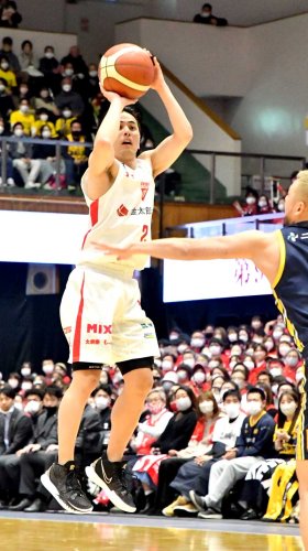 宇都宮─千葉Ｊ　第３クオーター、シュートを放つ千葉Ｊの富樫＝宇都宮市体育館
