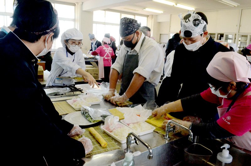 太巻きずしの調理を体験する生徒ら＝九十九里町