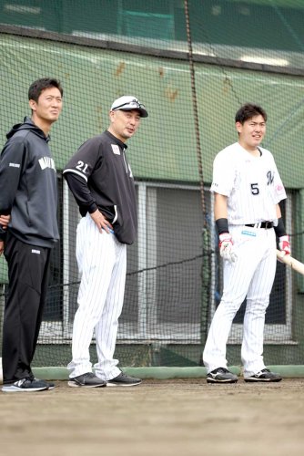 吉井監督（中央）は、チームを引っ張る存在として安田（右）に期待をかけている