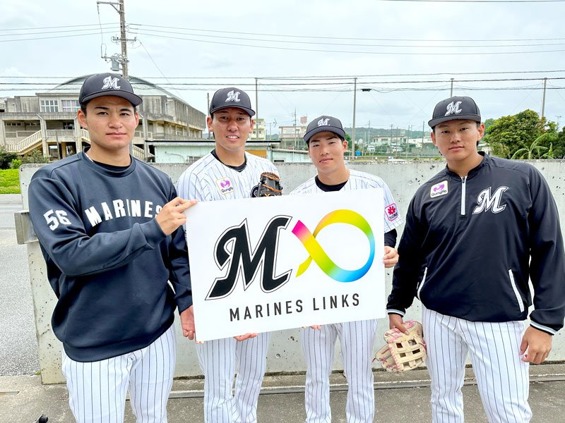 沖縄県糸満市で小学校を訪問した千葉ロッテの選手ら（球団提供）