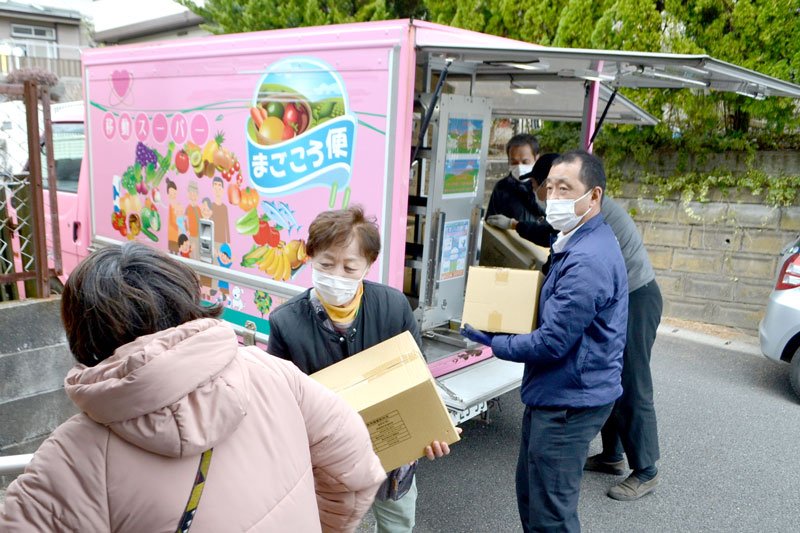 移動スーパーの車両が自治会館に備蓄品を届ける様子＝２０日、千葉市若葉区