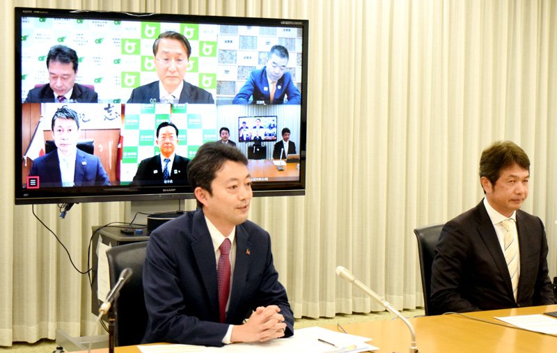 知事有志による緊急共同声明を発表する千葉県の熊谷知事（左）＝２０日、東京都千代田区の都道府県会館