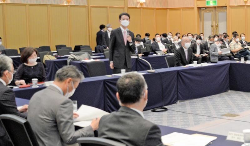 京葉臨海コンビナートカーボンニュートラル推進協議会の初会合であいさつする熊谷知事＝昨年１１月２４日、千葉市中央区
