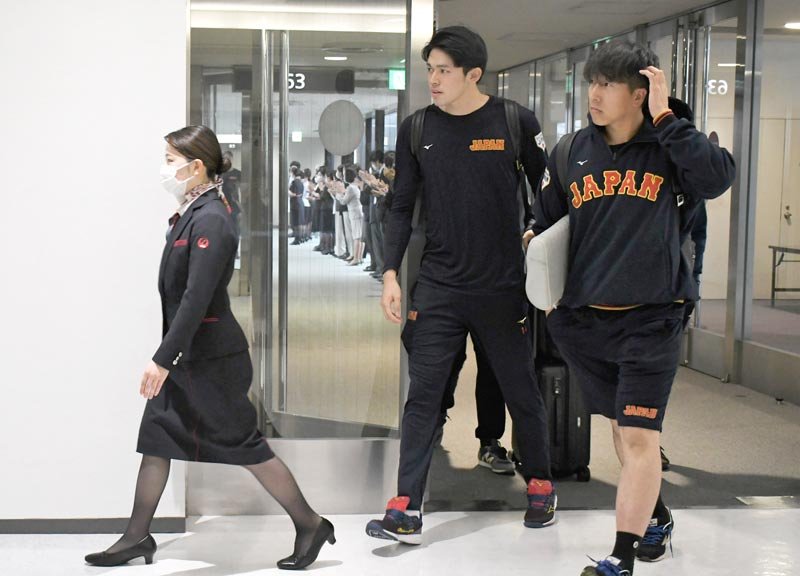 成田空港に到着した佐々木投手らＷＢＣ日本代表の選手たち＝２３日午後、成田市