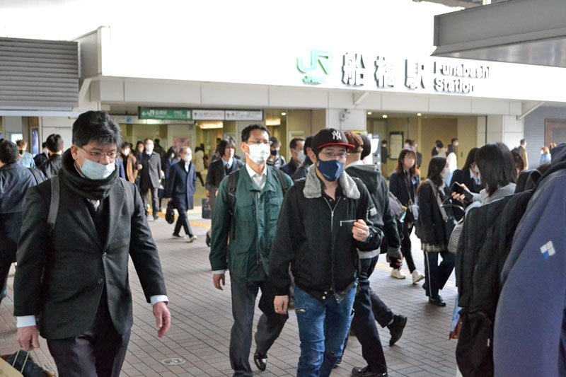 マスクを着けて歩く通勤客ら＝１３日午前７時半ごろ、ＪＲ船橋駅
