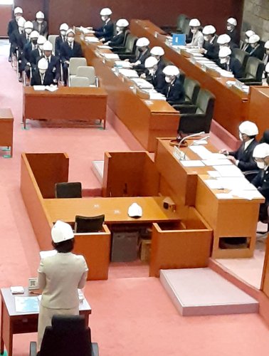 議員、職員ともヘルメットを着用して行われた千葉県議会予算委員会＝１日、本会議場