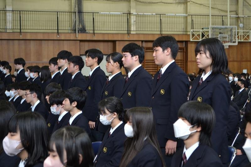 式に出席する卒業生ら＝４日午前１０時半ごろ、千葉市稲毛区の千葉経済大学付属高校
