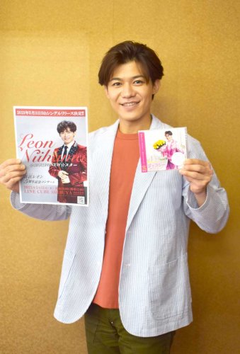 デビュー５周年記念コンサートをＰＲする新浜さん＝６日、千葉市中央区の千葉日報社