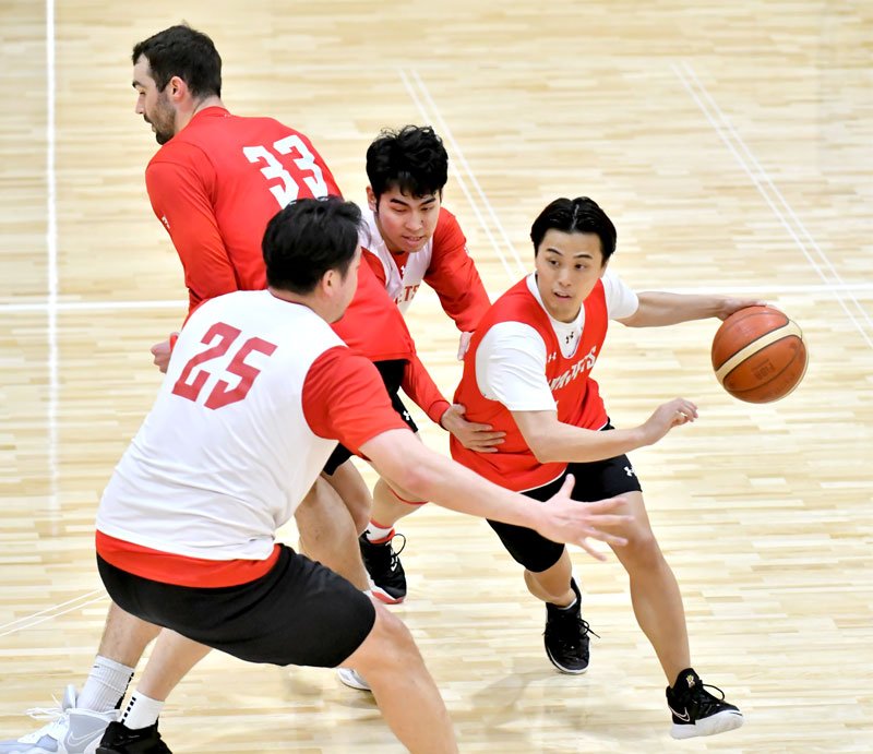 宇都宮戦に向けて練習する千葉Ｊの富樫（右）ら＝八千代市内
