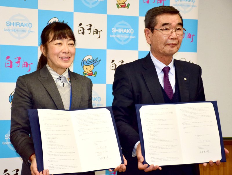 協定を結んだ白子町の石井和芳町長（右）とカスミの伊神里美執行役員
