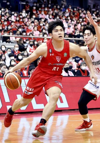 名古屋Ｄ戦で２０連勝を達成した千葉Ｊ。原がドリブルで切り込む＝２月１２日、船橋アリーナ（Ｂリーグ提供）