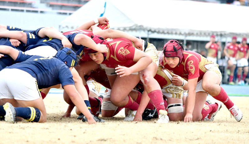 国学院久我山との関東高校新人大会３位決定戦でスクラムを組む流通経大柏の選手たち＝２月１９日、栃木県総合運動公園第２陸上競技場