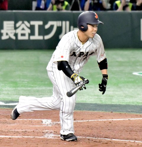 ４回日本１死二塁、近藤が右方向へ適時二塁打を放つ。