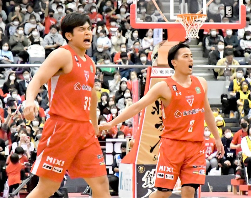 宇都宮戦の第４クオーターでシュートを決め、雄たけびを上げる千葉Ｊの原（左）と富樫＝８日、船橋アリーナ