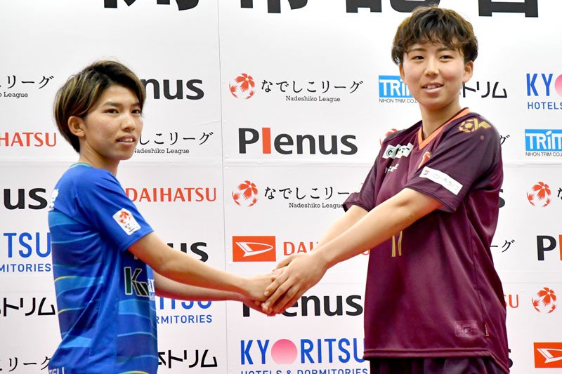 群馬の選手と握手するオルカ鴨川の浦島里紗（左）＝１３日、東京都内