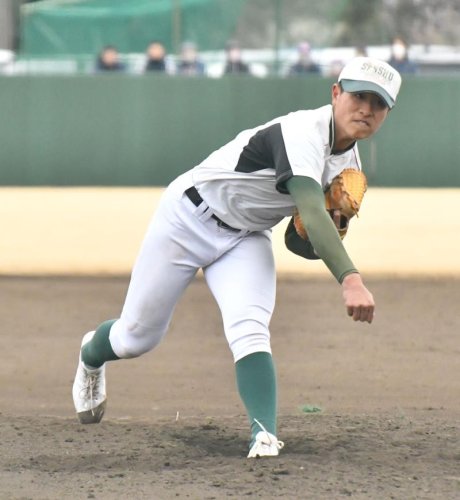 藤代との練習試合で登板した専大松戸の多賀谷＝松戸市内
