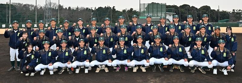２大会ぶり２度目のセンバツに出場する専大松戸ナイン＝１月２７日、松戸市内

