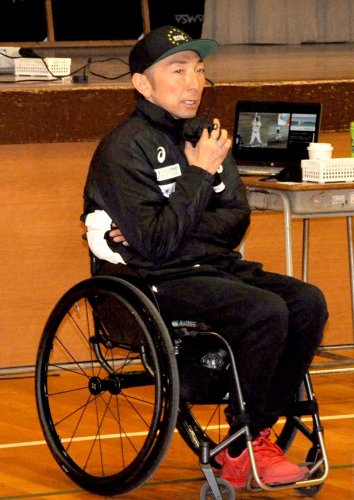 出前授業を行う官野さん＝市原市の市原高校
