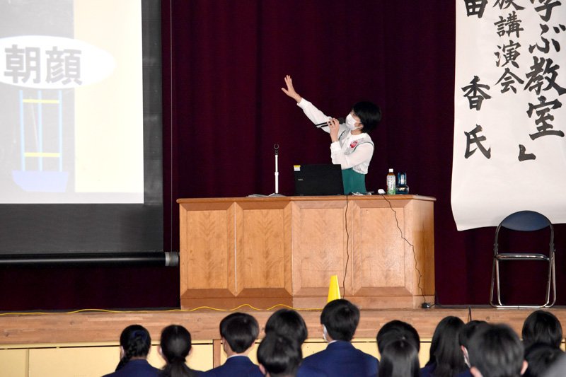 生徒を前に講演する高田さん＝千葉市緑区の県立土気高校