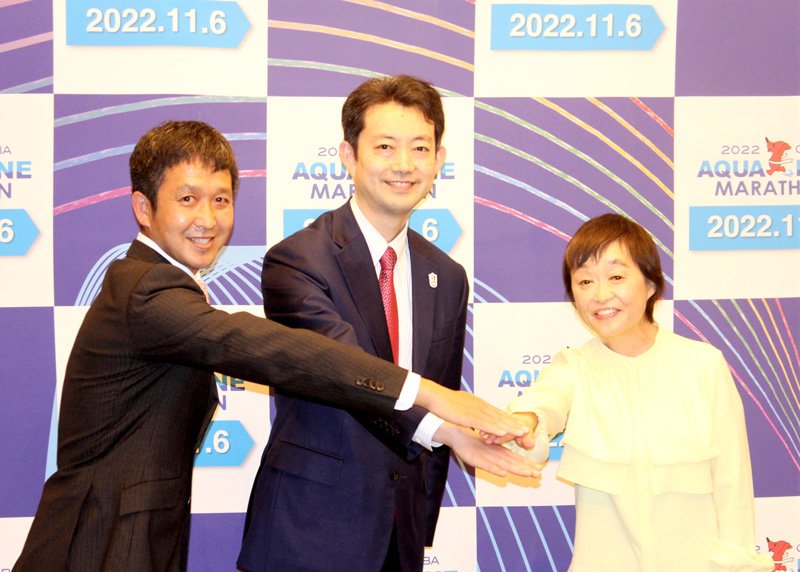 「アクアラインマラソン２０２４」の開催決定後、ポーズを取る実行委員会の（左から）斉藤委員、会長の熊谷知事、増田委員＝２３日、千葉市中央区