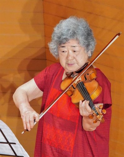 昨年６月に御宿町内で演奏を披露した黒沼さん
