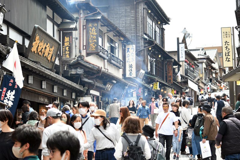 ＧＷ初日、千葉県内各地でにぎわい　ドイツ村、開場前からゲートに車　成田山参道、インバウンド目立つ　大山千枚田、家族で田植えに汗　観光需要回復に期待