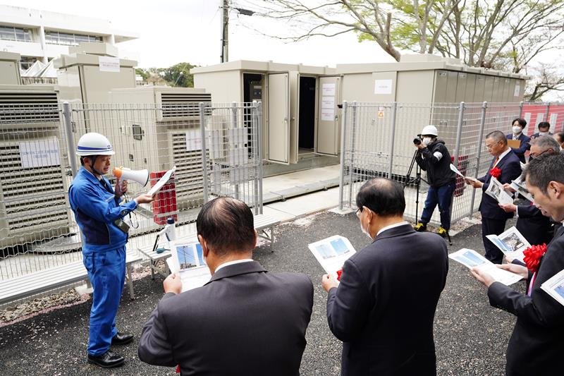 関係者にお披露目された地域マイクログリッドの電源設備＝いすみ市の大原中
