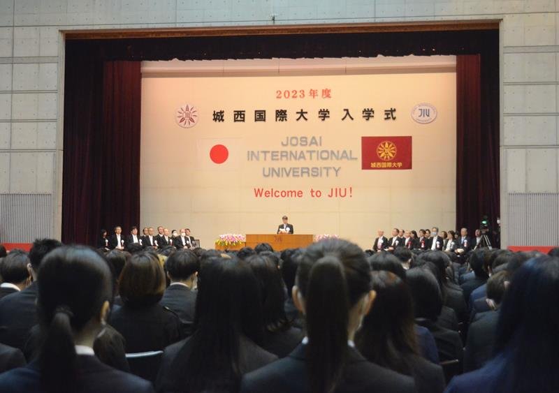 留学生も参加して開催された城西国際大の入学式＝１日、東金市

