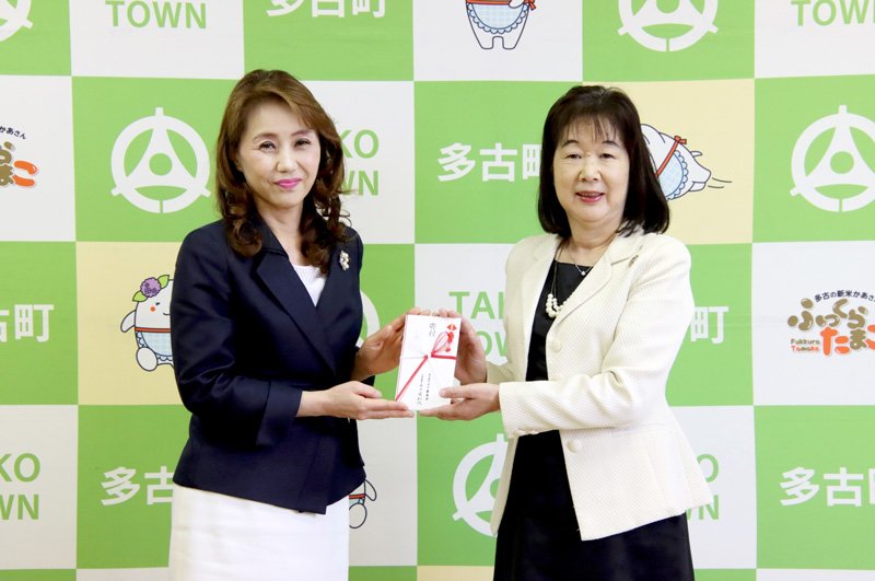 平山町長（右）に目録を手渡す五十嵐社長＝多古町役場（同町提供）