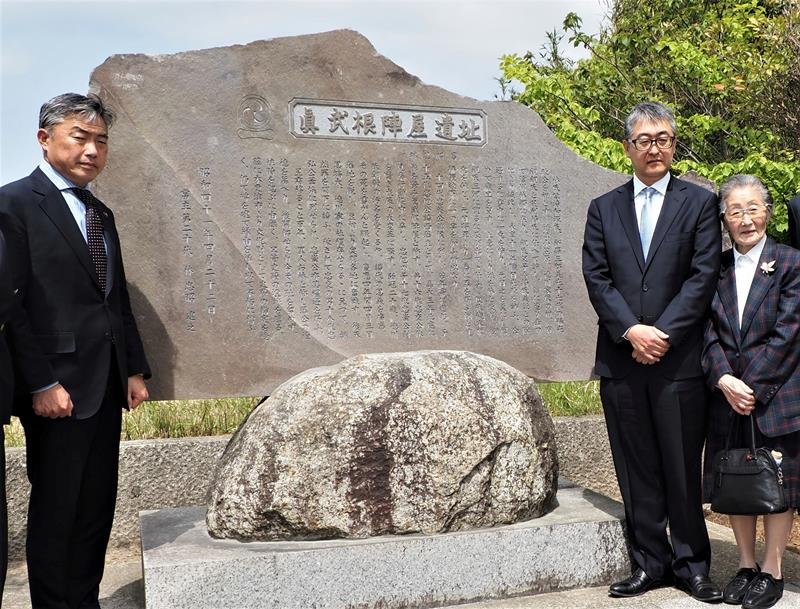 再建された石碑の前に立つ（左から）渡辺市長、林忠輝さん、薫子さん＝木更津市
