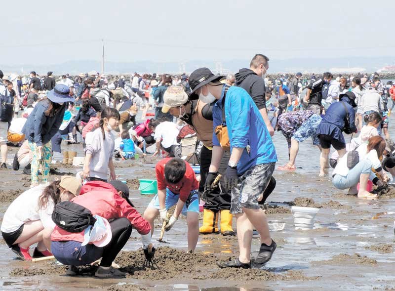 大勢の家族連れらでにぎわった富津市の潮干狩り場＝昨年５月３日