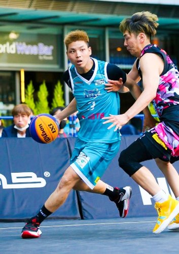 ３人制プロバスケリーグの試合でプレーする成田さん（３ｘ３．ＥＸＥＰＲＥＭＩＥＲ提供）
