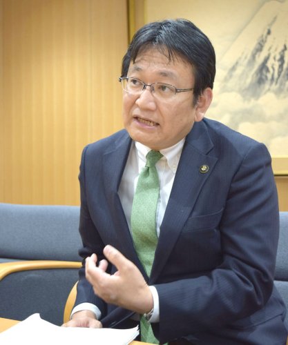 インタビューに答える神谷市長＝千葉市役所