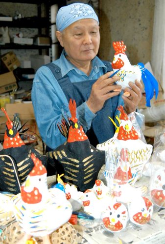 佐原張子を作る鎌田さん。２０２１年１２月に亡くなった＝０４年１２月、香取市