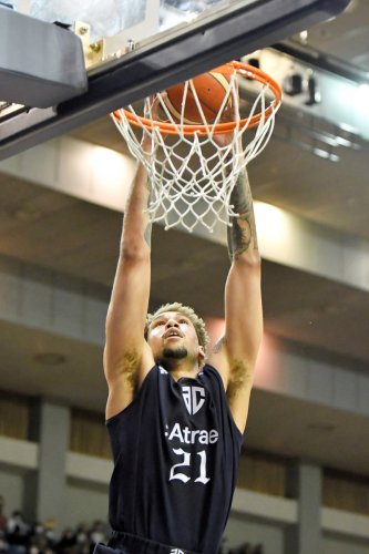 Ａ千葉―青森　第２クオーター、ダンクシュートを決めるＡ千葉のアシュリー＝千葉ポートアリーナ