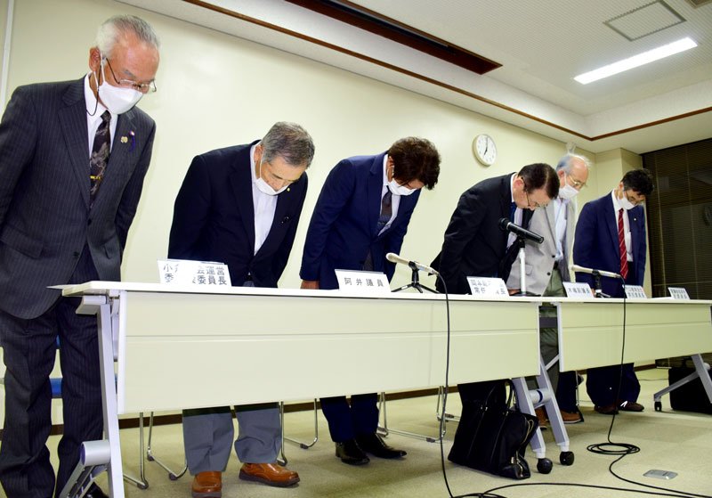 会見を開き謝罪する木嶋晴一副議長（右から３人目）ら＝１６日午後７時ごろ、長生村役場