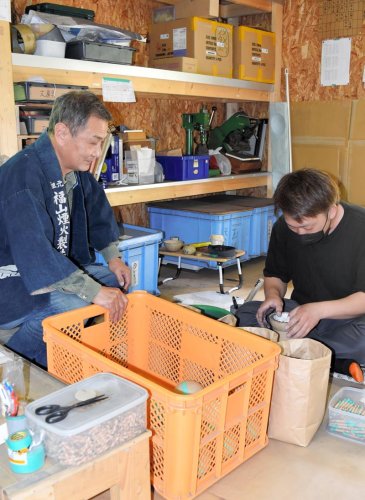 弟子を指導する福山さん（左）＝君津市

