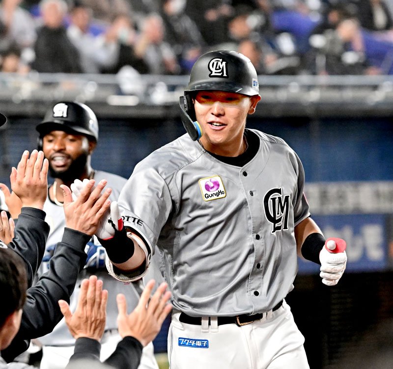 西武戦の３回、２打席連続で３ランを放ちナインに迎えられる千葉ロッテの安田＝ＺＯＺＯマリン