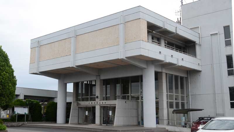 市庁舎の整備工事、基準価格と同額で落札　大網白里市議会、契約締結議案を否決　「市の調査は不十分」　市は「偶然」主張