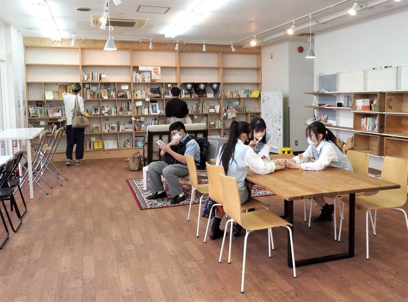 誰でも気軽に立ち寄り、本を通じてつながる空間を目指す「駅の図書室ＦＬＡＴ」＝木更津市

