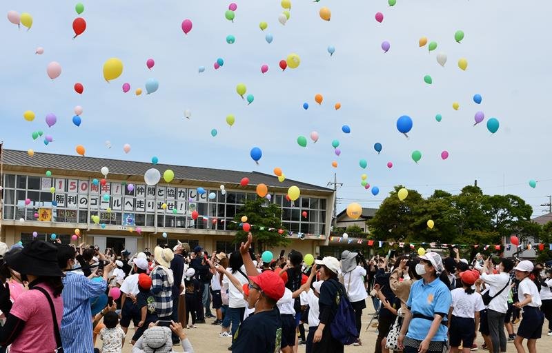 児童が一斉に風船を放ち、創立１５０周年の節目を祝った＝香取市立小見川中央小学校
