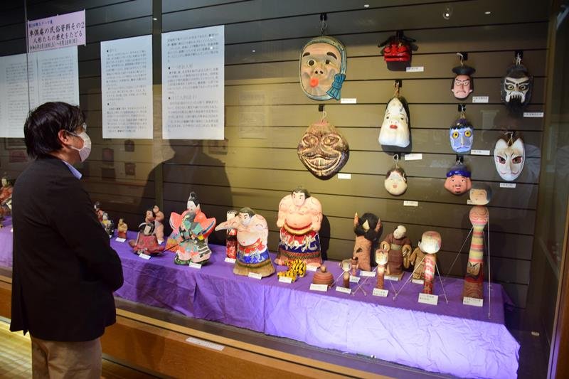 全国各地の人形が並ぶテーマ展＝茂原市立美術館・郷土資料館
