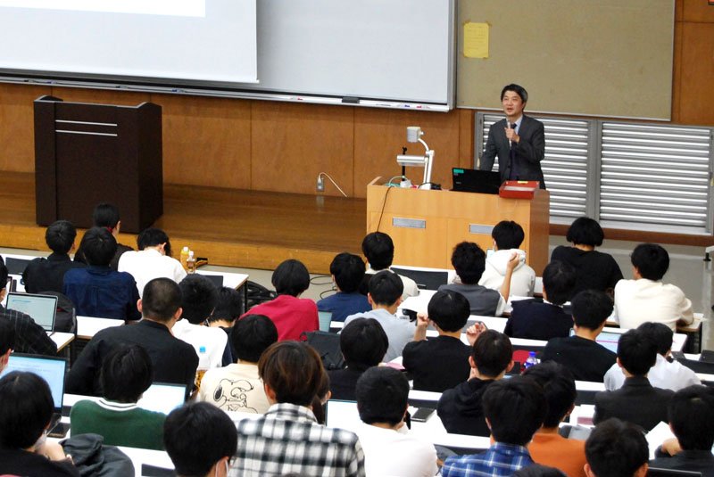 千葉大学の学生に裁判所の役割を説明する福家康史裁判官＝３１日、千葉市稲毛区の同大学