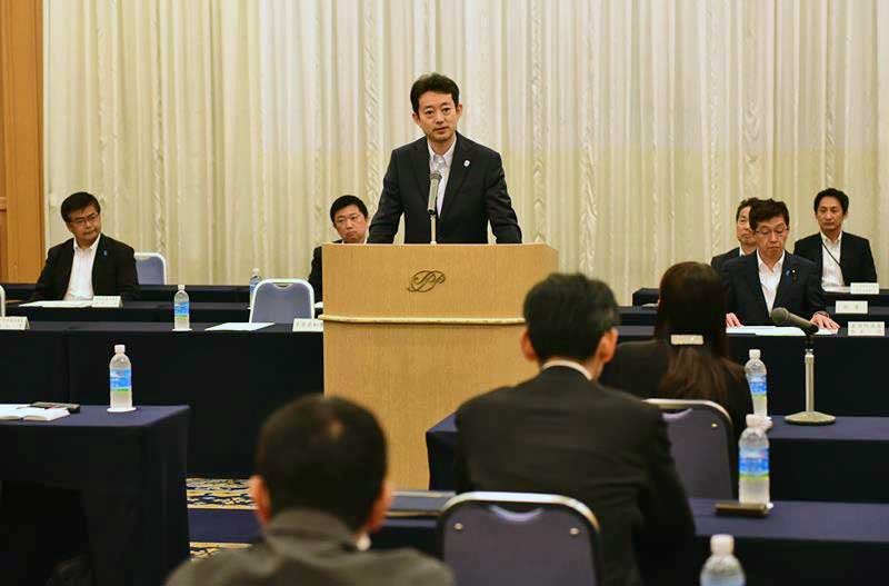 通常総会であいさつする熊谷知事＝５日、千葉市中央区のホテル