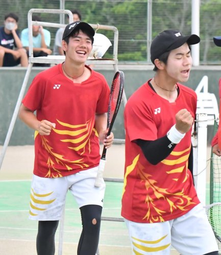 男子個人戦決勝　ポイントを奪い、雄たけびを上げる木更津総合の笹井悠月（左）と山中一世組＝１０日、白子サニーテニスコート
