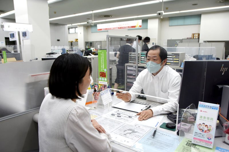 電話de詐欺を防ぐための対応訓練を行う行員（右）＝９日午後、千葉市美浜区の千葉銀行新稲毛支店