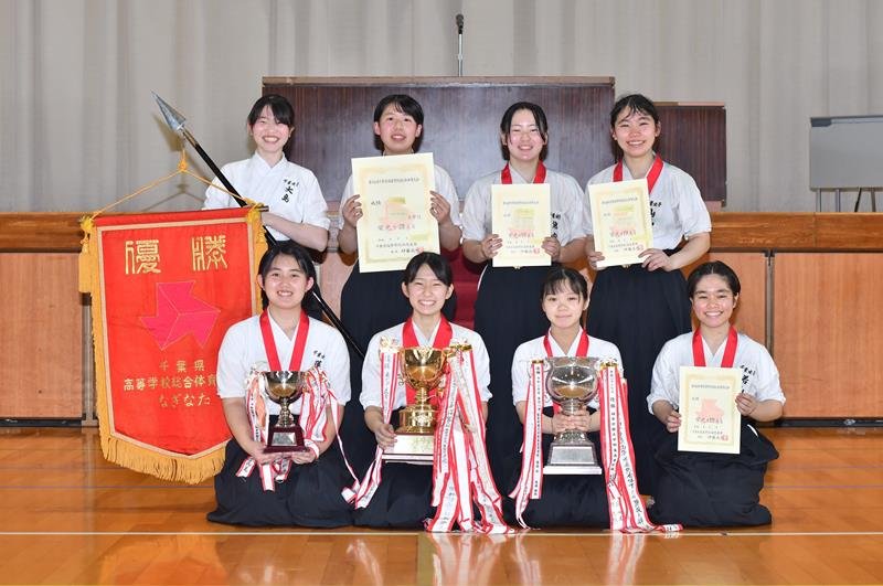 団体戦で優勝し、笑顔を見せる千葉女の選手ら＝１１日、植草学園大付高記念館
