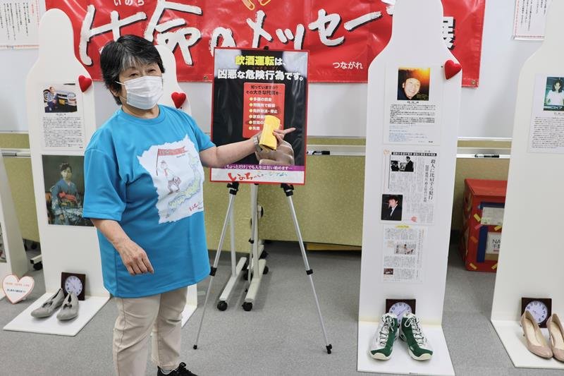 元紀さんのパネルの前で、事故について説明する岩崎さん＝千葉市美浜区
