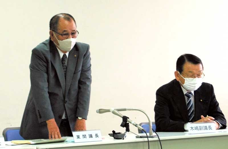 議会改革特別委員会で謝罪する東間議長（左）。右は木嶋晴一副議長＝２０日午前９時５分ごろ、長生村役場