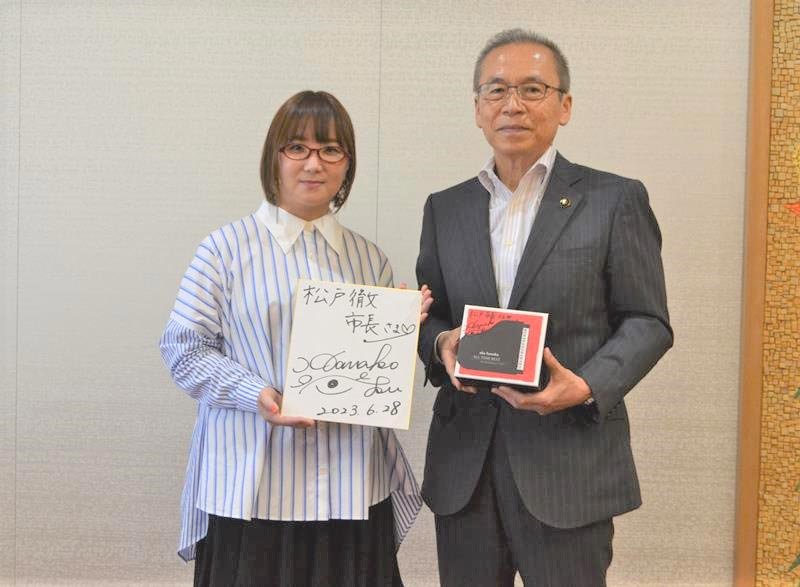奥華子さん３年半ぶり活動再開　船橋出身のシンガー・ソングライター　市民文化ホールで５月公演、地元市長に報告